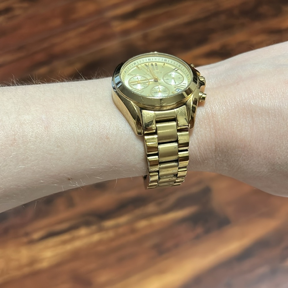 Michael Kors Women’s Watch Gold Tone - Picture 3 of 8